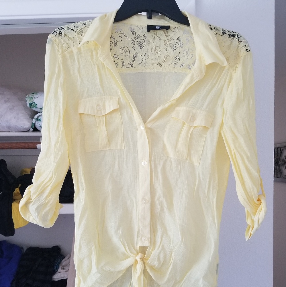 Cute yellow top